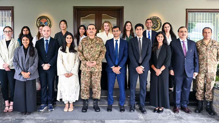 دنیا سوشل میڈیا سے متاثر، نوجوان حقائق پر مبنی تجزیاتی صلاحیت کو فروغ دیں: فیلڈ مارشل