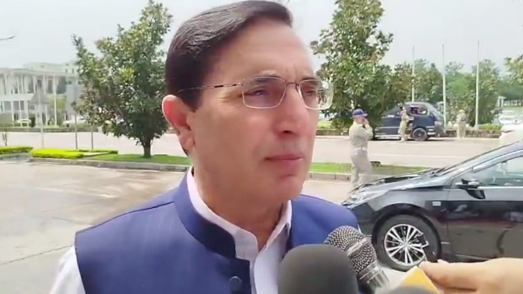 عمران خان کو ہسپتال منتقل کرنا اور وہاں رکھنا عدالتی فیصلے کے تحت لازم تھا: بیرسٹر گوہر