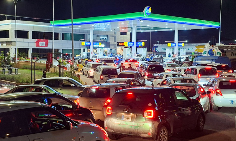 حکومت نے غریبوں کی نیندیں حرام کردیں۔۔۔ راتوں رات پٹرول کی قیمتیں بڑھا دیں