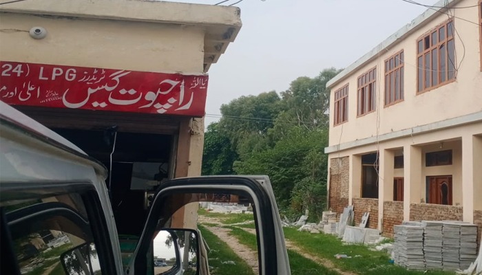 پبلک ٹرانسپورٹ گاڑیوں میں غیر قانونی طور پر خطرناک ایل پی جی ری فلنگ کا انکشاف