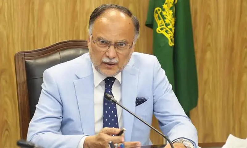 گڈز ٹرانسپورٹرز ہڑتال ختم کریں اور مذاکرات کا راستہ اپنائیں، احسن اقبال