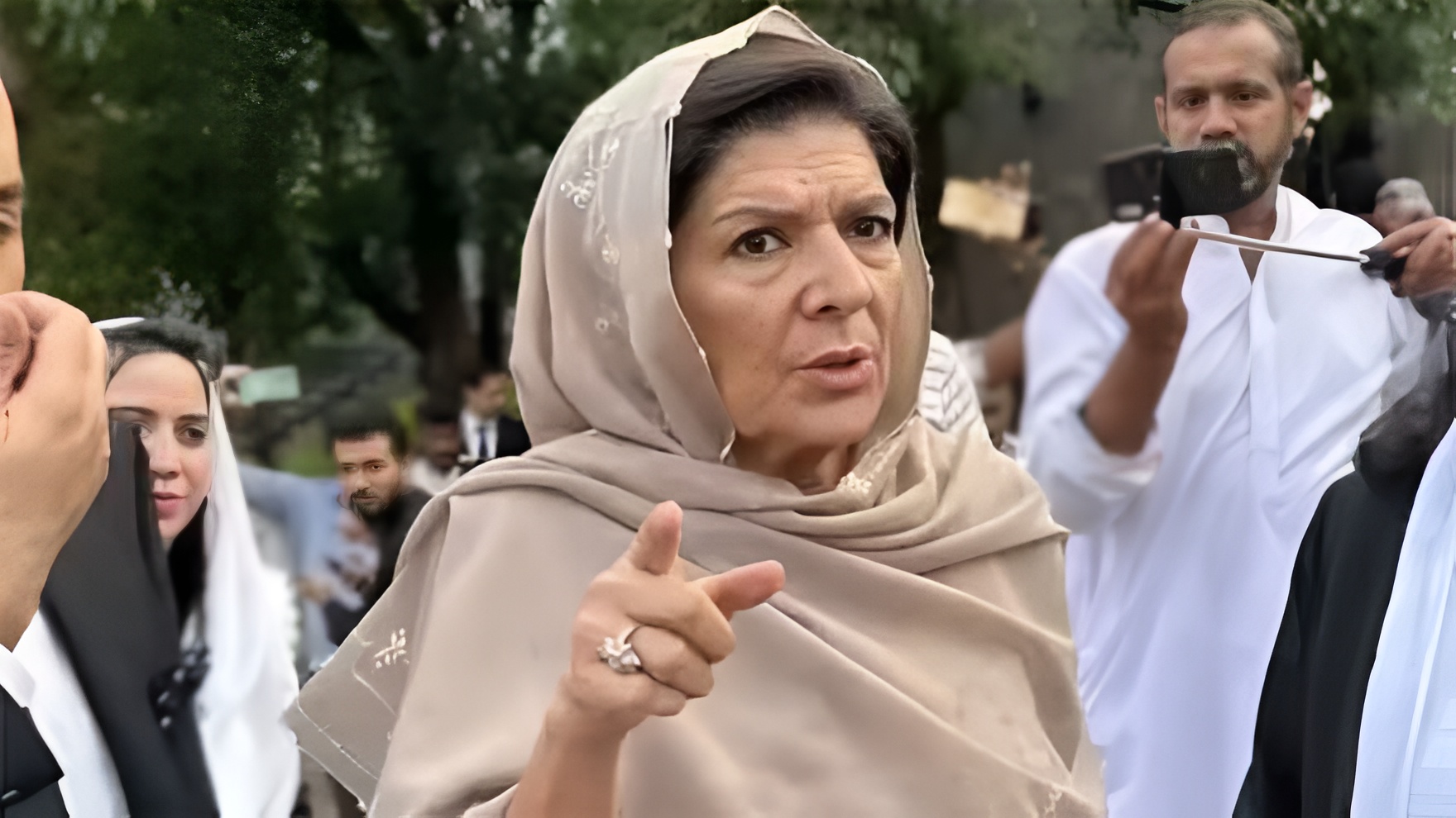 غصے سے بپھری عوام خود نکلی تو نتائج بہت بھیانک ہوں گے، علیمہ خانم