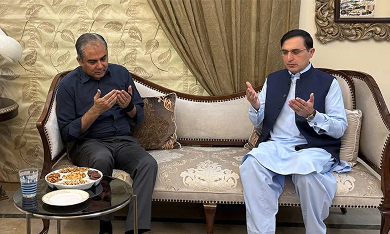 محسن نقوی کی بیرسٹر گوہر سے ملاقات، والدہ کے انتقال پر تعزیت