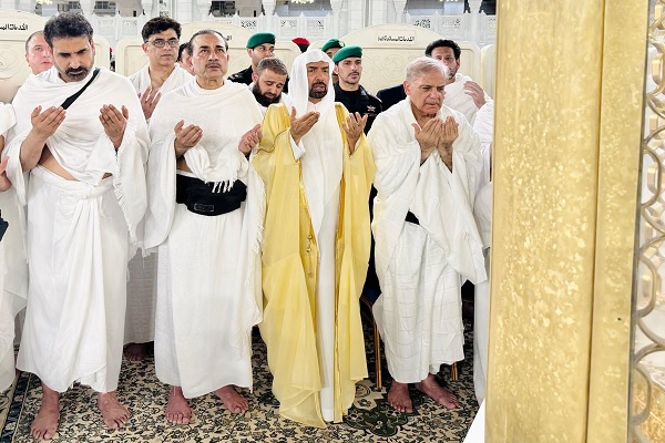 وزیراعظم کی فیلڈ مارشل کے ہمراہ عمرہ کی ادائیگی