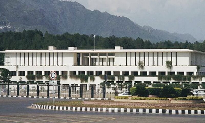 وفاقی بیورو کریسی میں بڑے پیمانے پر اکھاڑ پچھاڑ