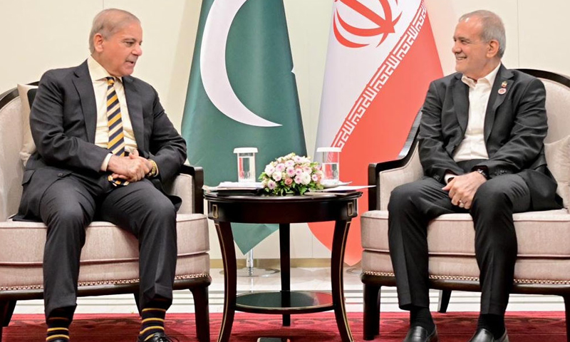 وزیراعظم اور ایرانی صدر کی ملاقات، علاقائی امن و استحکام کیلئے سفارتی رابطے جاری رکھنے پر اتفاق