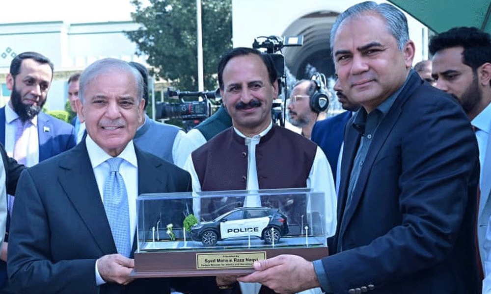 وزیراعظم نے 50 الیکٹرک گاڑیاں اسلام آباد پولیس کے حوالے کردیں