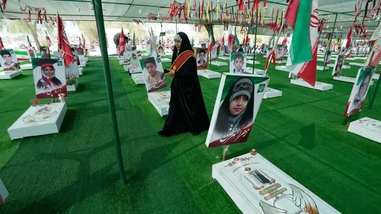 جنگ کے ابتدائی حملوں میں تباہ ہونے والے ایرانی سکول کو یادگار بنا دیا گیا