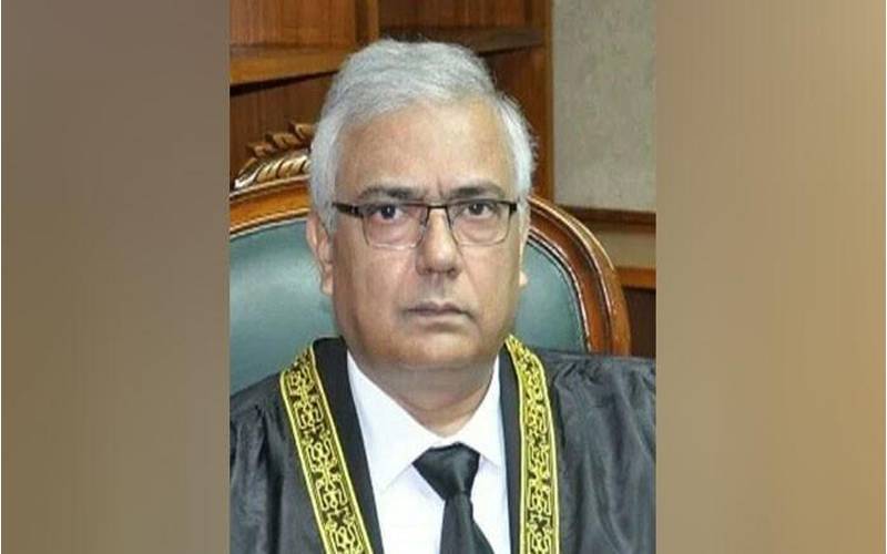 اختیارات کے استعمال میں آئین کو ہر صورت مقدم رکھا جانا چاہئے: جسٹس امین الدین خان