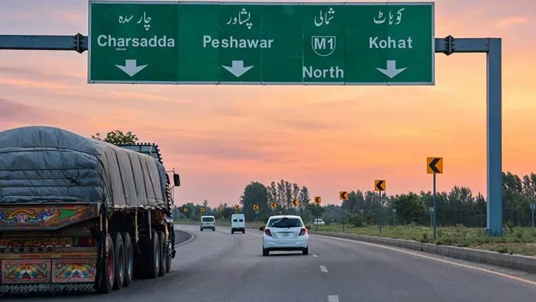 پی ٹی آئی لانگ مارچ مؤخر، خیبرپختونخوا سے اسلام آباد جانے والے راستے کھل گئے