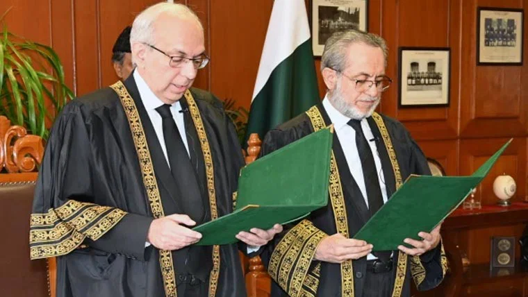 جسٹس منیب اختر نے قائم مقام چیف جسٹس آف پاکستان کا حلف اٹھا لیا