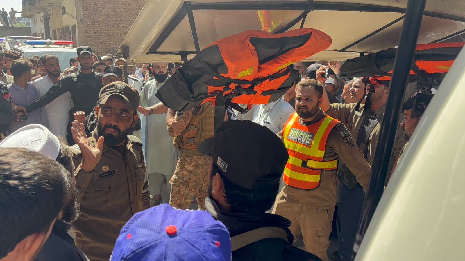 پشاور: دیر کالونی میں سکول حادثے کا مقدمہ درج، مالکان اور ٹھیکیدار نامزد