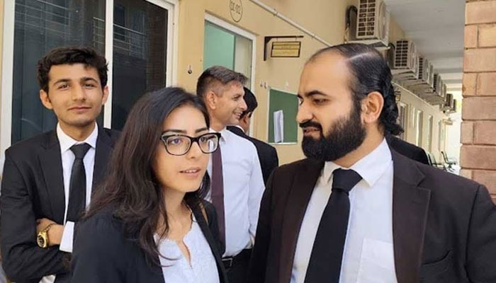 ایمان اور ہادی چٹھہ ضمانت کیس: ریکارڈ پیش نہ کرنے پر جج برہم، ڈی ایس پی کی سرزنش، ہتھکڑی بھی منگوالی